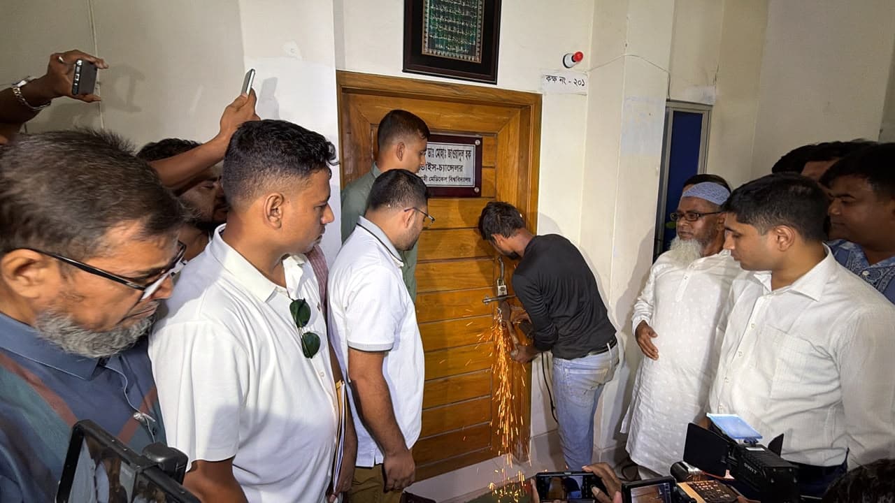 রামেবিতে ম্যাজিস্ট্রেটের উপস্থিতিতে উপাচার্যের কক্ষের তালা খোলা হলো