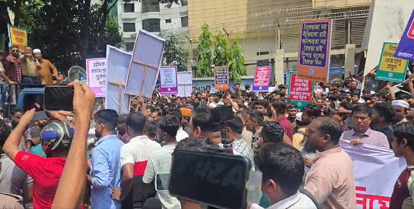 স্লিপার বাসের বৈধতার দাবিতে বনানীতে সড়ক অবরোধ