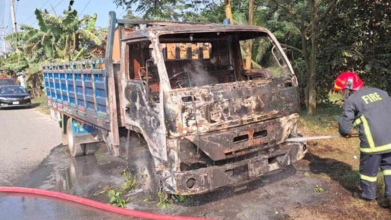 ঢাকা ও গাজীপুরে ২ বাসে, সিরাজগঞ্জে ট্রাকে অগ্নিসংযোগ