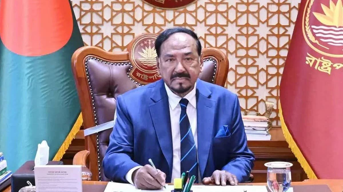 বঙ্গভবন ছাড়লেন অস্থায়ী রাষ্ট্রপতি হাফিজ উদ্দিন আহমদ