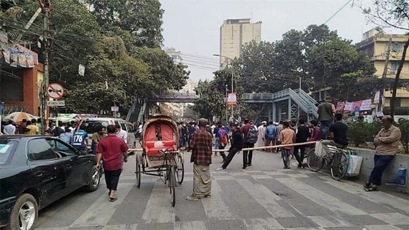 মহাখালী-গুলশান সড়ক অবরোধ তিতুমীর কলেজের শিক্ষার্থীদের