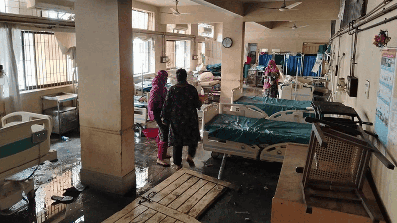 খুমেক হাসপাতালের আগুন নিয়ন্ত্রণে, আহত ৫