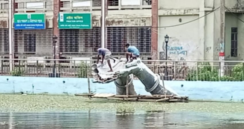নজরুল বিশ্ববিদ্যালয়ে ভাঙা হলো ‘অঞ্জলি লহ মোর’ ভাস্কর্য
