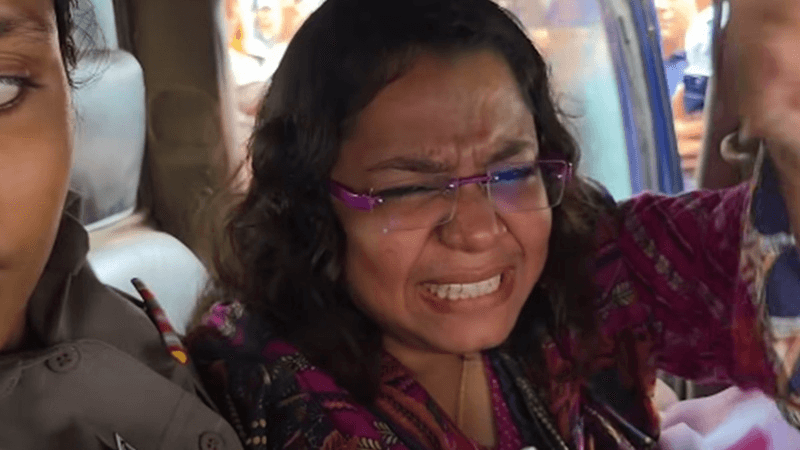 সচিবালয়ের সামনে প্রতীকী ভাতের হোটেল চালু করে বিক্ষোভ, নারী আটক