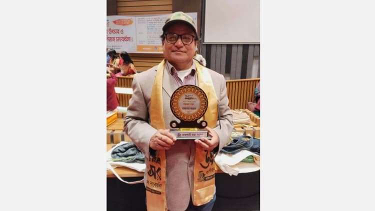 পরিবেশ ও নারী উন্নয়ন গবেষণায় রাজশাহী ছড়া সংসদ পদক পেলেন পারভেজ বাবুল