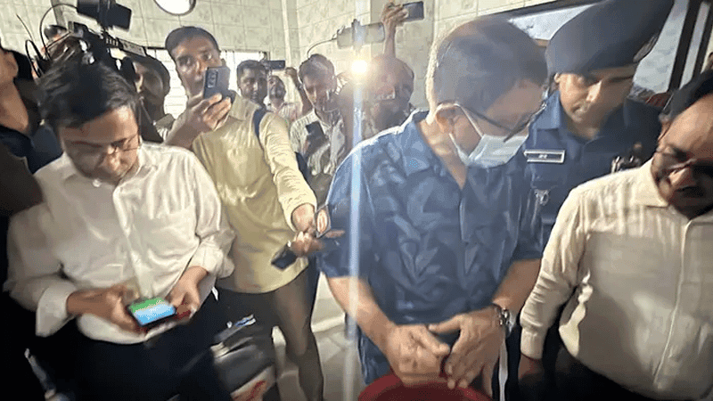 হাসপাতালে মজুত থাকা সত্ত্বেও রোগীকে বাইরে থেকে স্যালাইন কিনতে বলায় ক্ষুব্ধ স্বাস্থ্যমন্ত্রী