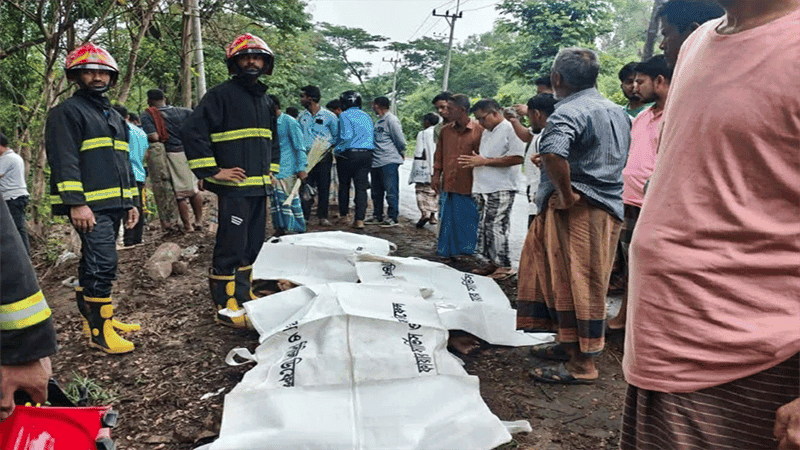 লোহাগাড়ায় মাইক্রোবাস খাদে পড়ে নিহত ৩, আহত ৫