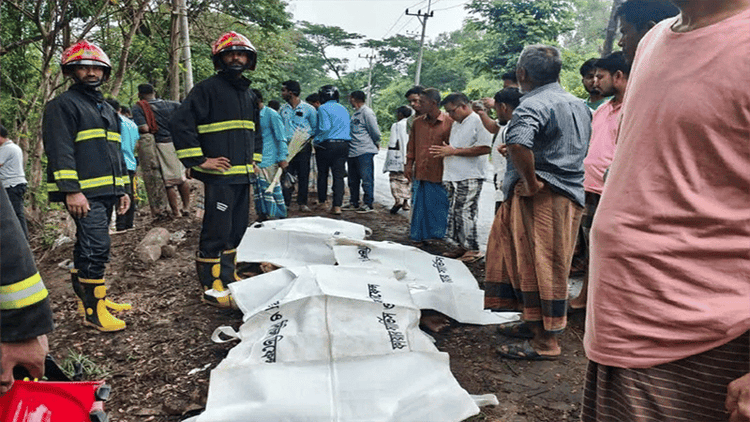 লোহাগাড়ায় মাইক্রোবাস খাদে পড়ে নিহত ৩, আহত ৫