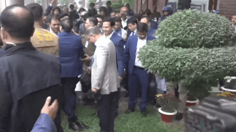 খালি পায়ে দেশের মাটি স্পর্শ করলেন তারেক রহমান