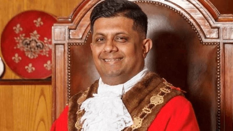 ৪১ স্বজনকে লন্ডনে নিতে বাংলাদেশি বংশোদ্ভূত মেয়রের ভিসা জালিয়াতির অভিযোগ