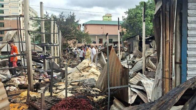 গাজীপুরে কাঁচাবাজারে অগ্নিকাণ্ডে ১৬ দোকান পুড়ে ছাই