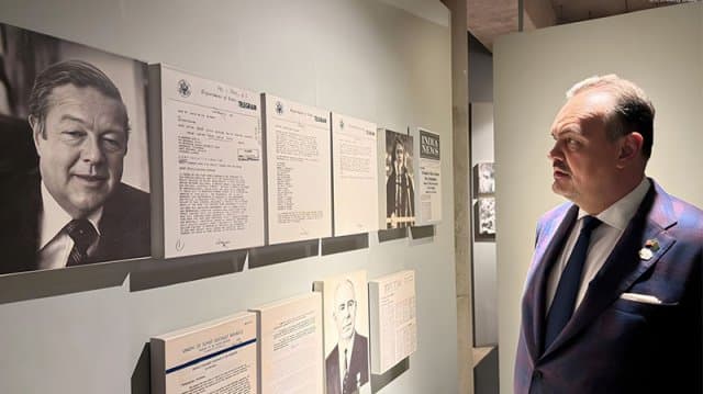 মুক্তিযুদ্ধ ও জুলাই স্মৃতি জাদুঘর পরিদর্শনে মার্কিন রাষ্ট্রদূত