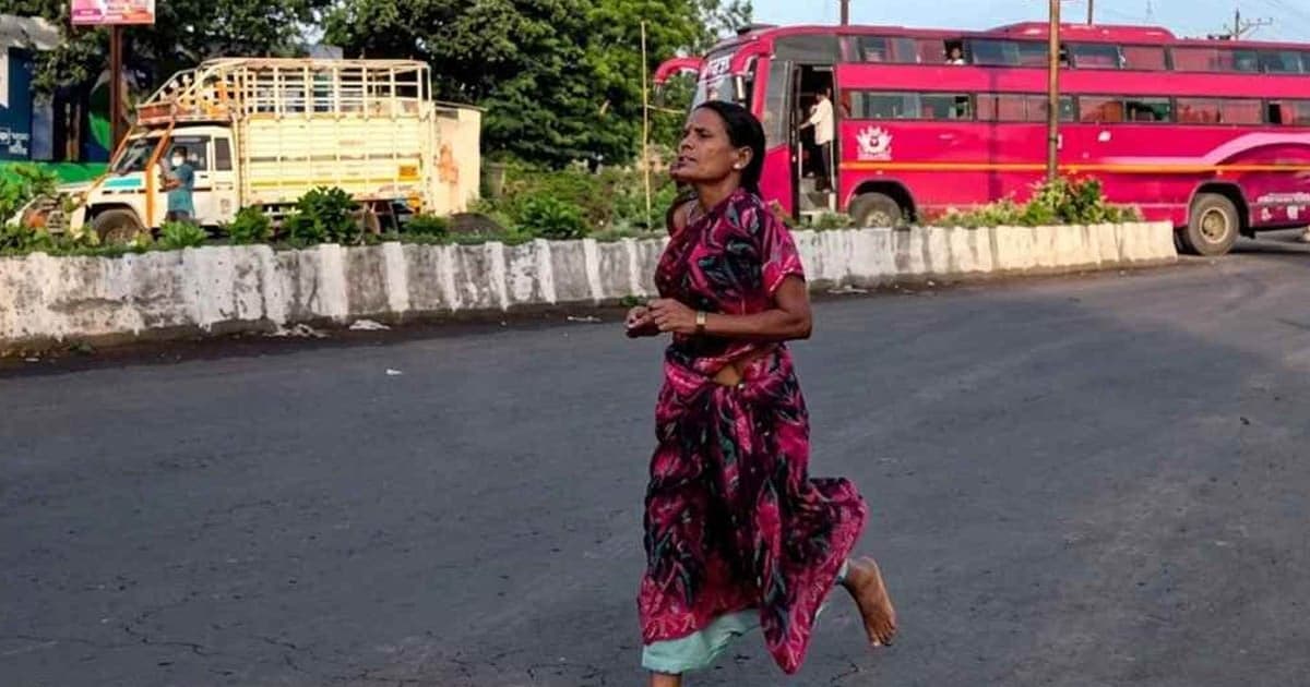 মেয়ের পড়াশোনার খরচ জোগাতে শাড়ি পরেই ম্যারাথনে চ্যাম্পিয়ন মা