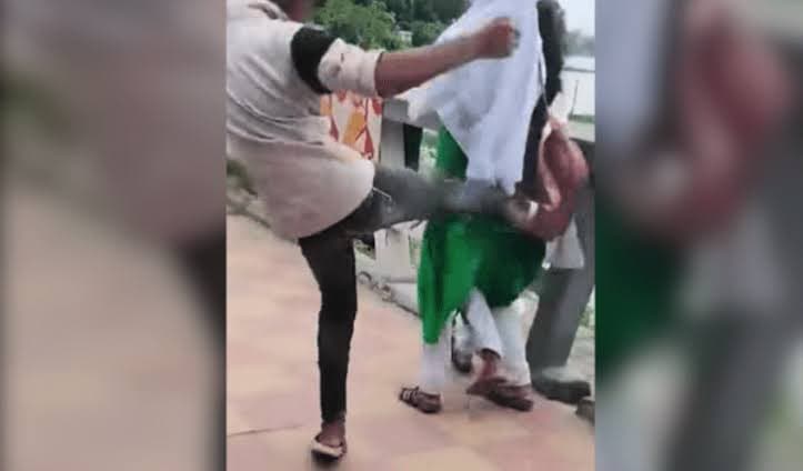 স্কুলছাত্রীকে লাথির ভিডিও ভাইরাল, ভুক্তভোগীকেই টিসি দেওয়ার অভিযোগ