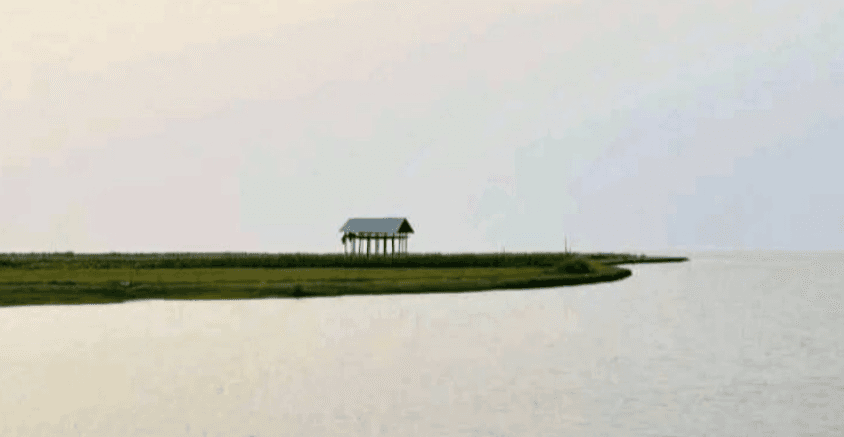 মেঘনার চরে ঘুরতে গিয়ে আটকা পড়েছেন দেড় শতাধিক পর্যটক