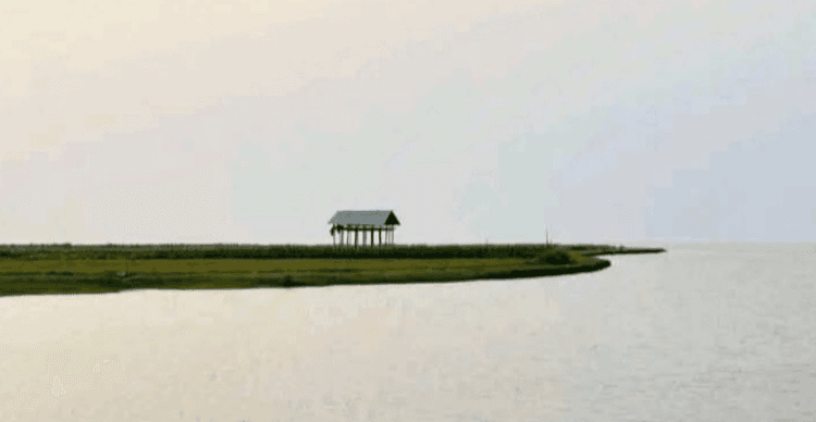 মেঘনার চরে ঘুরতে গিয়ে আটকা পড়েছেন দেড় শতাধিক পর্যটক