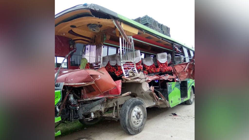 পীরগঞ্জে দাঁড়িয়ে থাকা ট্রাকে বাসের ধাক্কা, নিহত ২