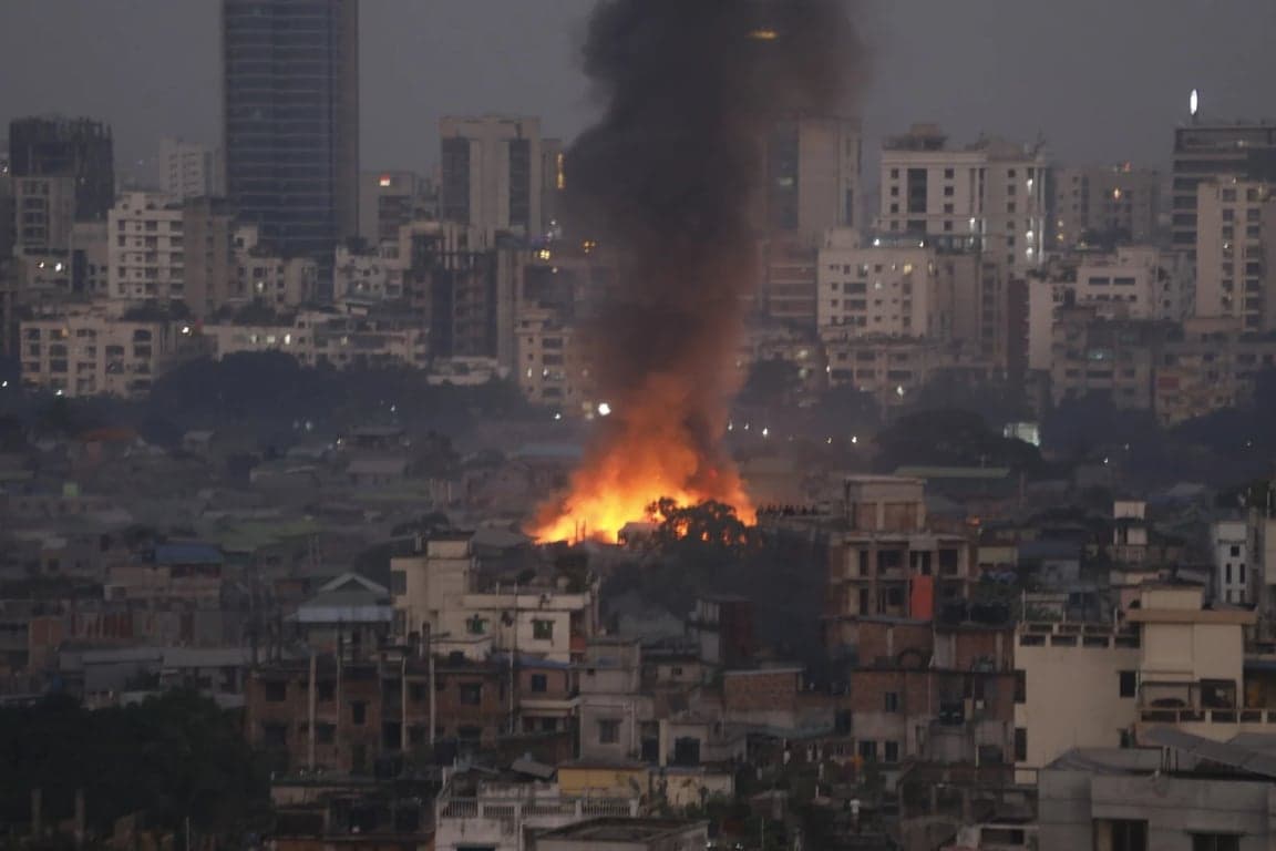 ৫ ঘণ্টা পর কড়াইল বস্তির আগুন নিয়ন্ত্রণে