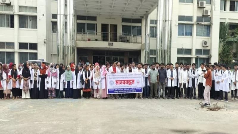 ছয় দফা দাবিতে ফরিদপুর মেডিকেলের ইন্টার্নদের অনির্দিষ্টকালের কর্মবিরতি