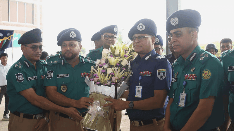 নতুন পোশাকে দায়িত্ব পালন শুরু পুলিশের, ফিরল খাকি প্যান্ট