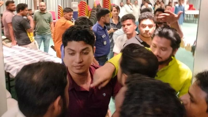 আবাসিক হোটেলে ‘গোপন বৈঠকের’ অভিযোগে ১৯ ইউপি সদস্য আটক