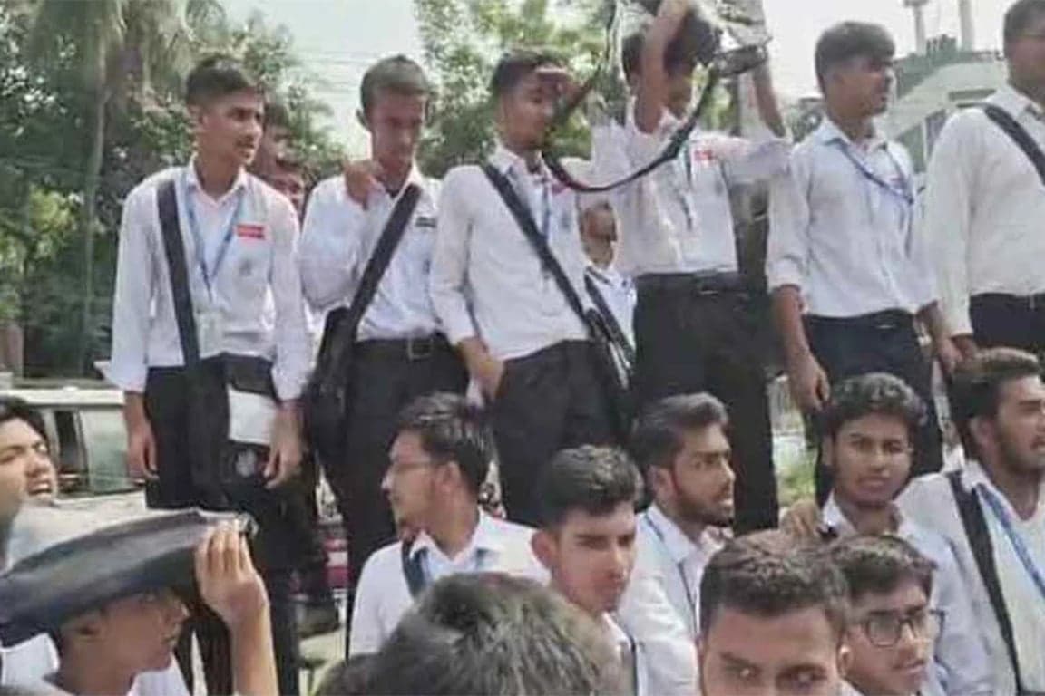 ঢাকা কলেজ শিক্ষার্থীদের সায়েন্সল্যাব মোড় অবরোধ