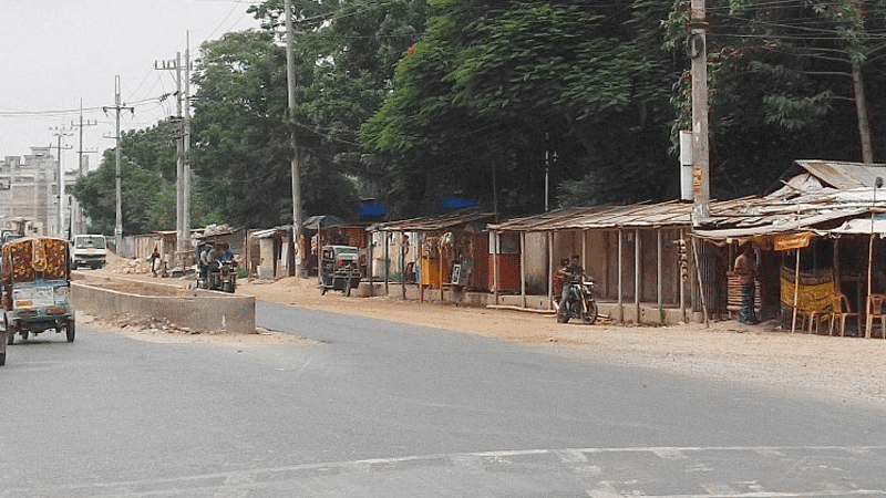রাসিকের ১২৩০ কোটি টাকার ফুটপাত দখলে, চলাচলে চরম ভোগান্তি