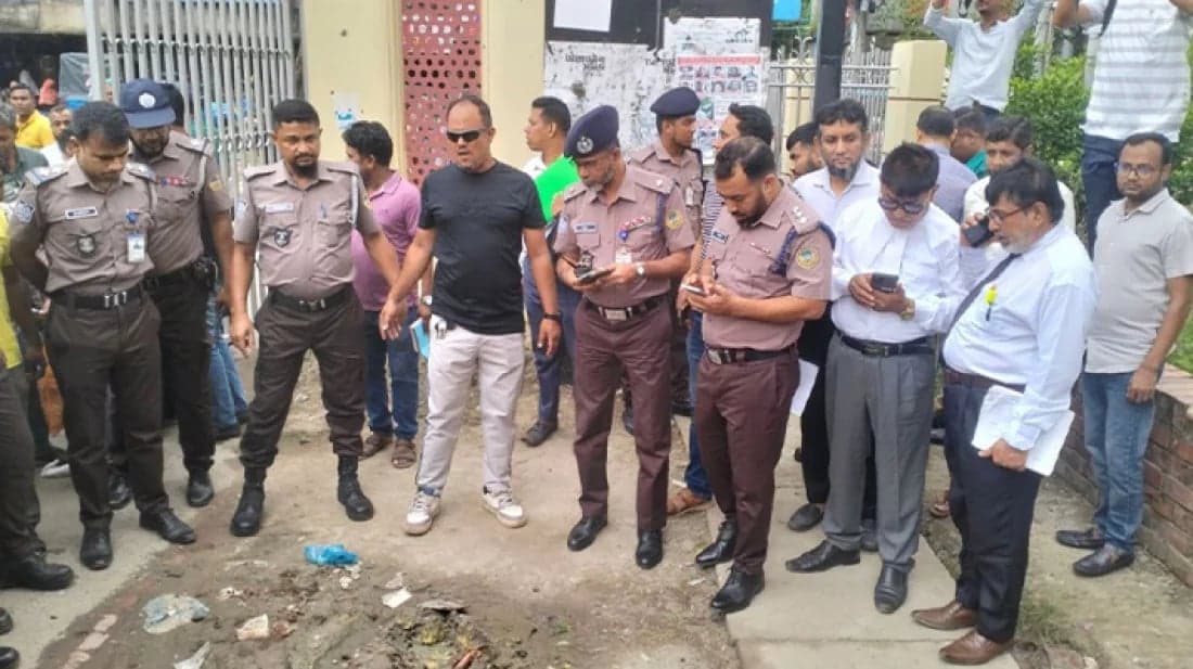 বরিশাল জজ কোর্টের ফটকে ককটেল বিস্ফোরণ, আদালত এলাকায় আতঙ্ক