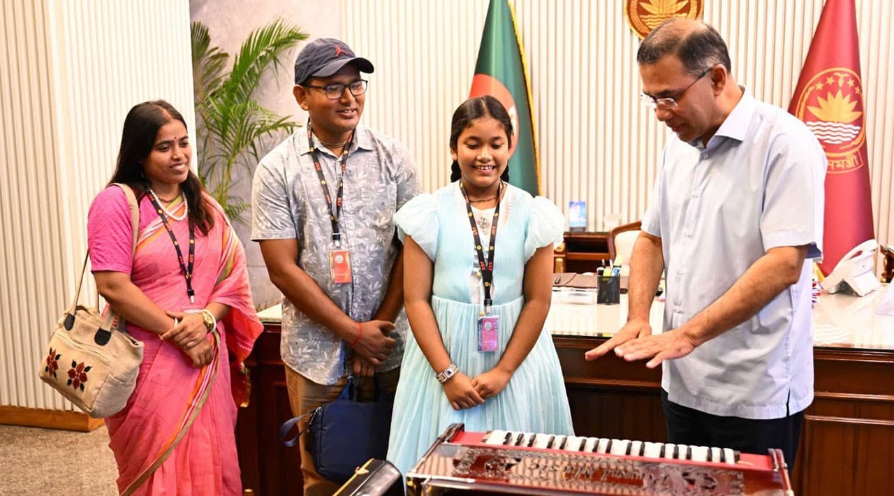 এক চিঠিতেই স্বপ্নপূরণ, ক্ষুদে শিল্পী অনুশ্রীকে হারমোনিয়াম দিলেন প্রধানমন্ত্রী