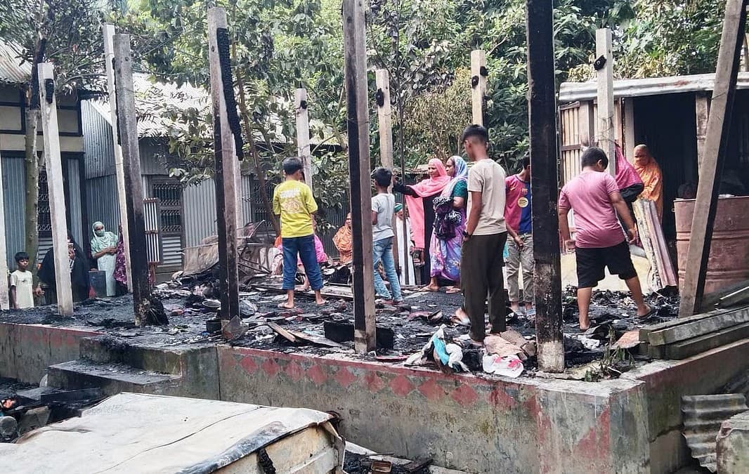তিন সন্তানকে উদ্ধার করে আগুনে ঝলসে মারা গেলেন স্বামী-স্ত্রী