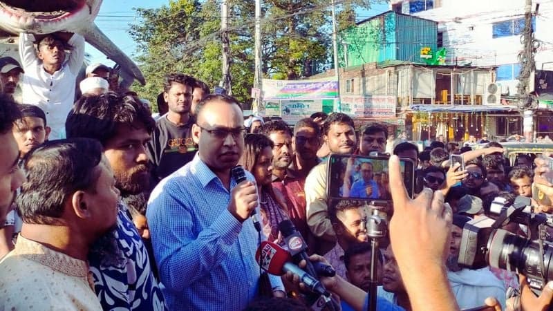 ৫ ঘণ্টা পর কক্সবাজারে সড়ক ছাড়লেন সেন্ট মার্টিনবাসী