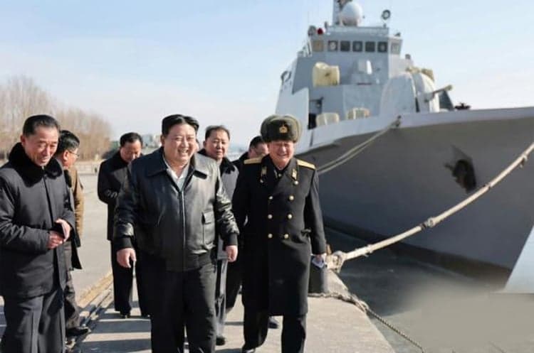 সংঘাতের প্রস্তুতি বাড়াতে  যুদ্ধজাহাজ পরিদর্শন করেন কিম