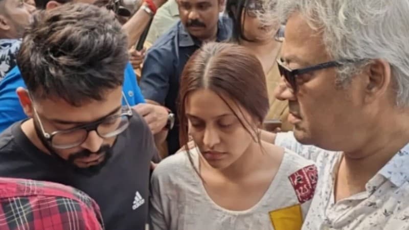 রাহুলের মৃত্যুর ঘটনায় আইনি ব্যবস্থা নিতে থানায় প্রিয়াঙ্কা, সঙ্গে প্রসেনজিৎ-ঋতুপর্ণারা