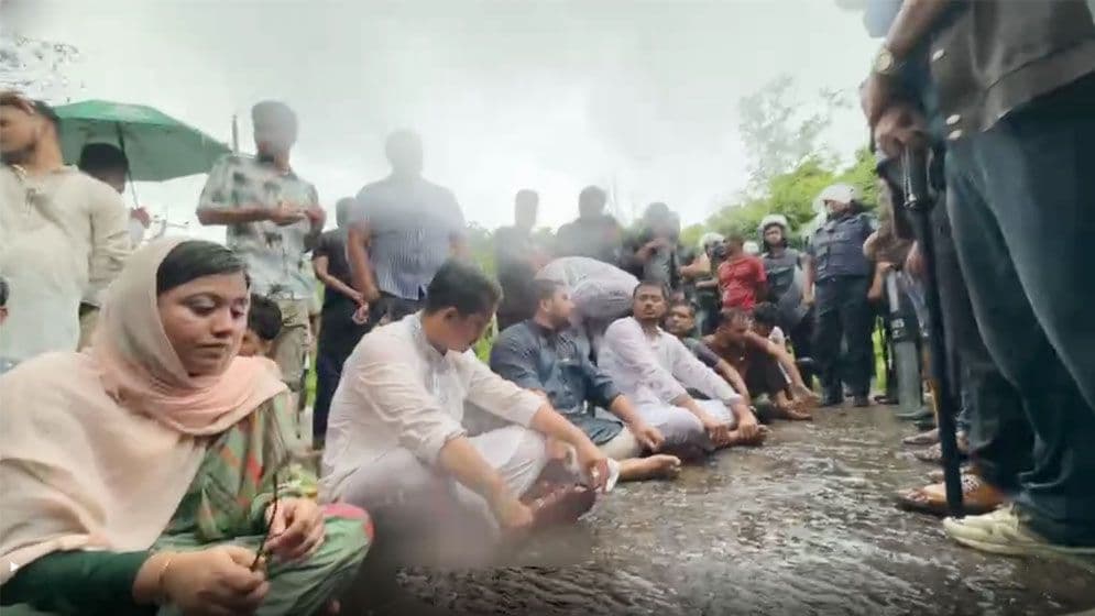 বাহুবলেও ‘পুলিশের বাধা’, বৃষ্টিতে সড়কে বসে পড়লেন এনসিপি নেতারা