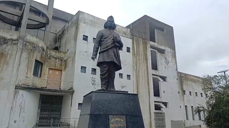 চুরুলিয়ার নজরুল সংগ্রহশালা থেকে কবির ব্যবহৃত জিনিস সরানোকে ঘিরে বিতর্ক