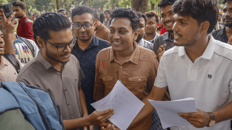 ডাকসু নির্বাচন: ছুটির দিনেও প্রার্থীদের জোর প্রচারণা