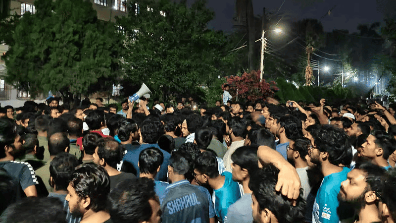 ‘গুপ্ত’ লেখার ওপর ‘নো পলিটিক্স’ ব্যানার, রুয়েটে উত্তেজনা