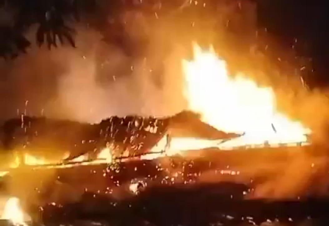 পেকুয়ায় দফায় দফায় সংঘর্ষ ও বসতবাড়িতে অগ্নিসংযোগ