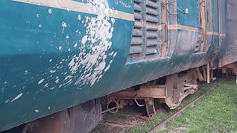 রেললাইনের বেহাল দশায় কুড়িগ্রাম-উলিপুর রুটে ট্রেন চলছে কচ্ছপ গতিতে