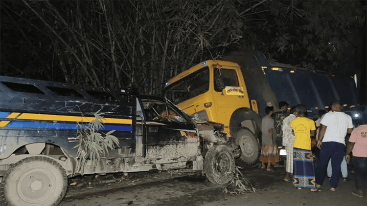 ঝিনাইদহে দুই ট্রাকের মুখোমুখি সংঘর্ষ, আহত ২০