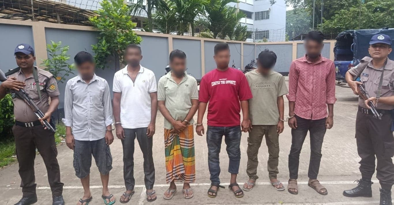 গেন্ডারিয়ায় চার বিদেশি পিস্তল ও ১২ রাউন্ড গুলি উদ্ধার, গ্রেপ্তার ৬