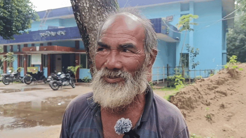 ২৪ ঘণ্টা সীমান্তের শূন্যরেখায় আটকে থাকা সেই বৃদ্ধকে উদ্ধার