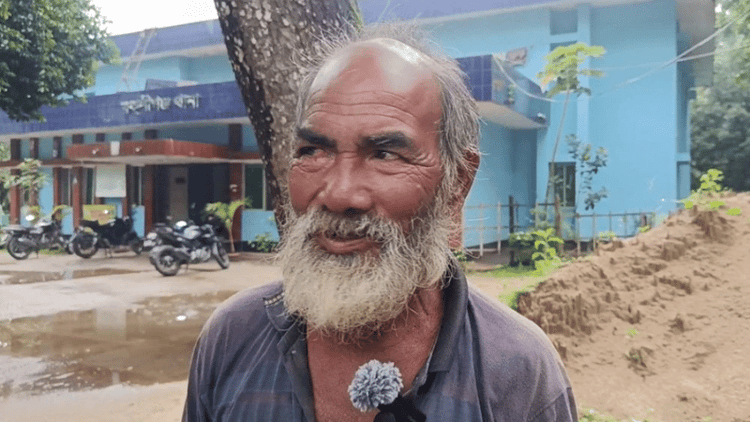 ২৪ ঘণ্টা সীমান্তের শূন্যরেখায় আটকে থাকা সেই বৃদ্ধকে উদ্ধার