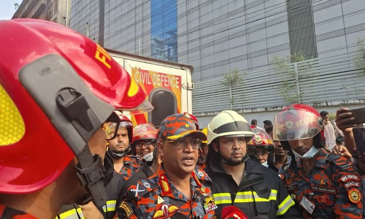২১ ইউনিটের চেষ্টায় টঙ্গীতে ওষুধ কারখানার আগুন নিয়ন্ত্রণে, আহত ১০