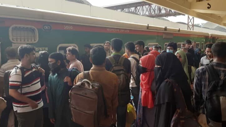 ঈদযাত্রা: কমলাপুরে ঘরমুখো মানুষের ঢল, বিলম্বে  ৫ ট্রেন