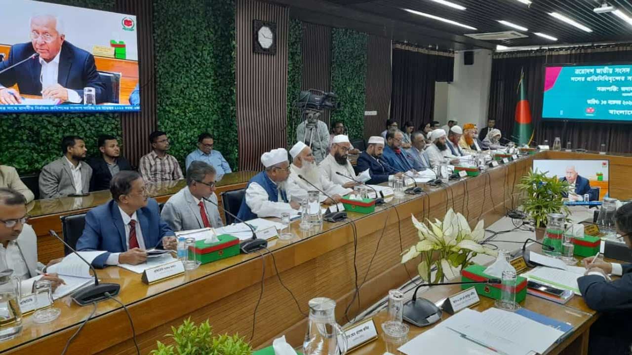 নিরপেক্ষ নির্বাচনে ১১ এজেন্ডা নিয়ে রাজনৈতিক দলগুলোর সঙ্গে সংলাপে ইসি