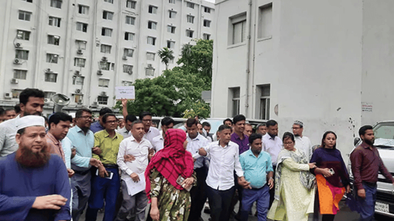 সচিবালয়ে কর্মচারীদের বিক্ষোভ মিছিল
