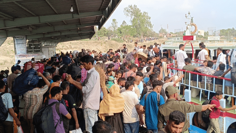 পাটুরিয়ায় যাত্রী-টিকেট কালেক্টরের হাতাহাতি, লঞ্চ চলাচল বন্ধ