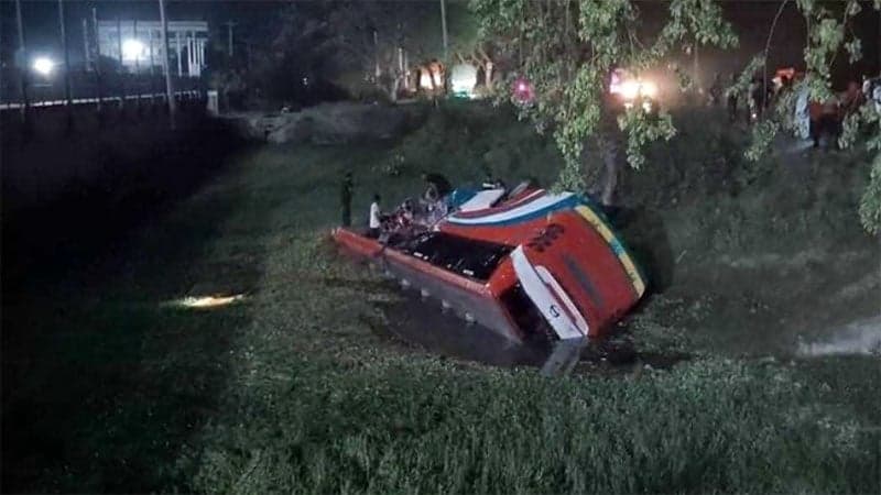 রাজশাহীতে বাস-ট্রাকের সংঘর্ষে নিহত ৩, আহত ৪০