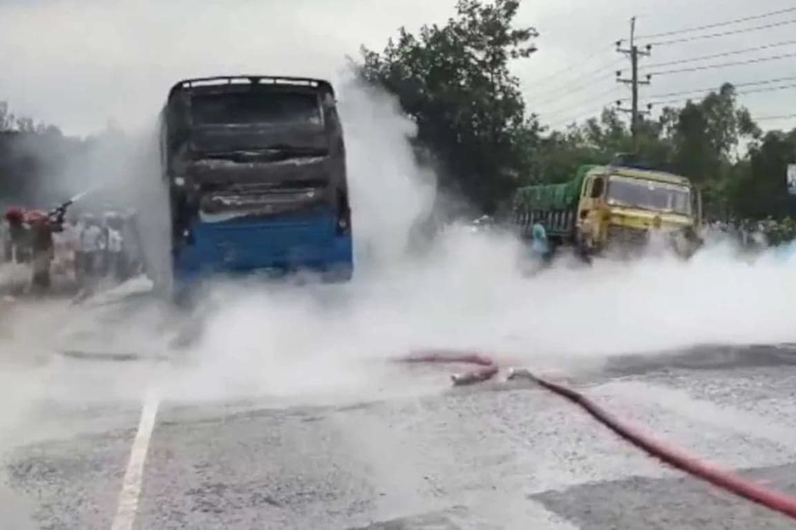 মানিকগঞ্জে গ্যাসবাহী ট্রাকের সঙ্গে বাসের মুখোমুখি সংঘর্ষে অগ্নিকাণ্ড